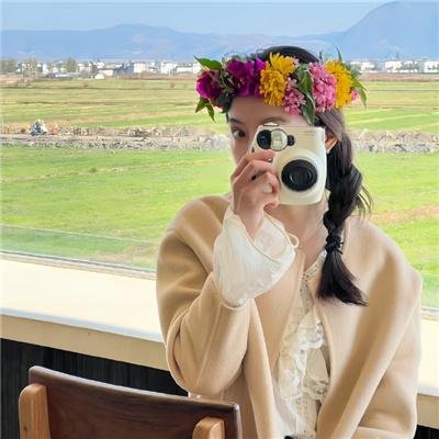 与一位女士合影